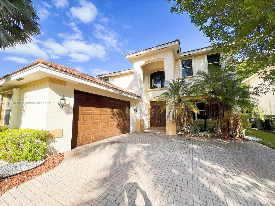 1983 Harbor View Cir in Weston, FL - Foto de edificio