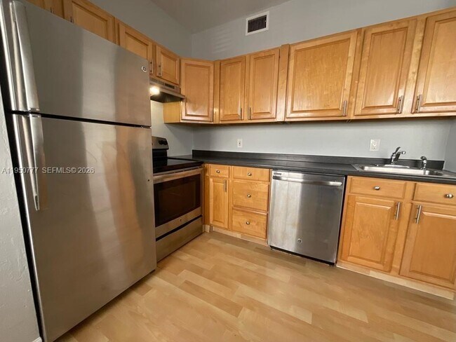 1360 Collins Ave in Miami Beach, FL - Building Photo - Building Photo