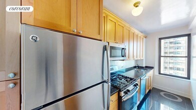 210 E 68th St in New York, NY - Building Photo - Building Photo