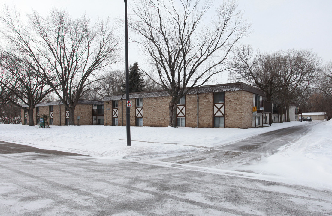 Sommerset Place in Brooklyn Center, MN - Building Photo