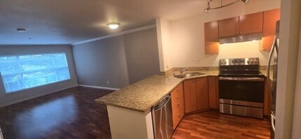 621 5th Ave N, Unit 207 in Seattle, WA - Foto de edificio - Building Photo