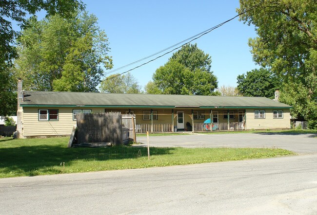 17 Bowman St in Saratoga Springs, NY - Foto de edificio - Building Photo