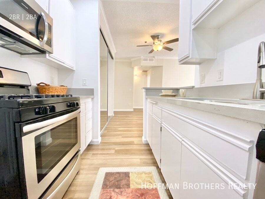 1327 N Sierra Bonita Ave, Unit 210 in Los Angeles, CA - Building Photo