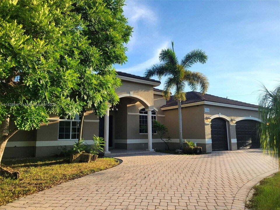 13196 SW 190th St in Miami, FL - Building Photo