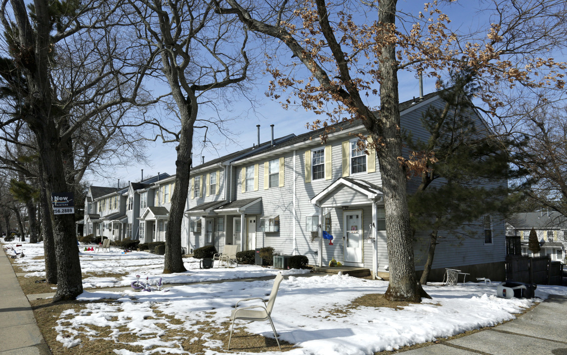 1-40 Louisburg Sq in Lakewood, NJ - Building Photo