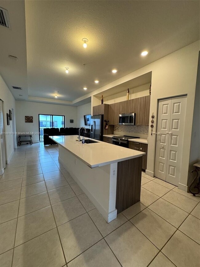 7915 NW 104th Ave in Doral, FL - Building Photo - Building Photo