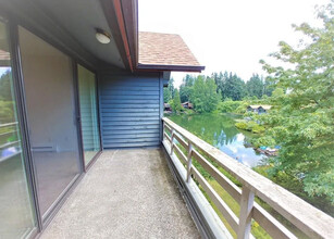 19428 Aurora Ave N, Unit 433 in Shoreline, WA - Foto de edificio - Building Photo