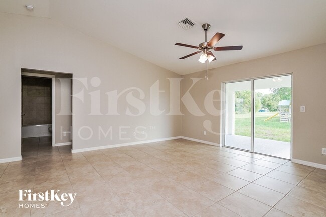 2101 NW 10th Terrace in Cape Coral, FL - Foto de edificio - Building Photo