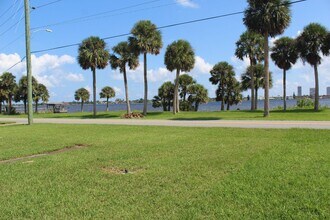 1662 Riverside Dr in Holly Hill, FL - Building Photo - Building Photo