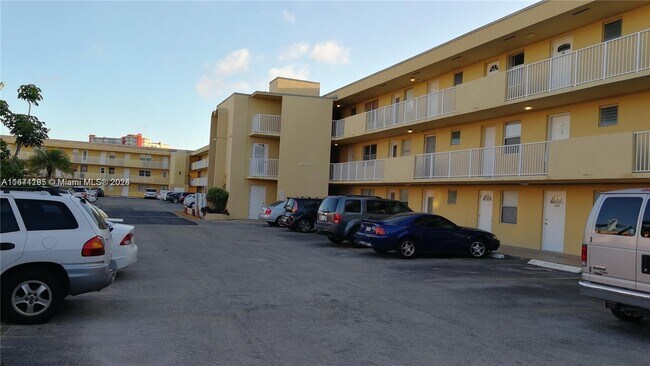 1300 NE 191st St-Unit -A110 in Miami, FL - Building Photo - Building Photo