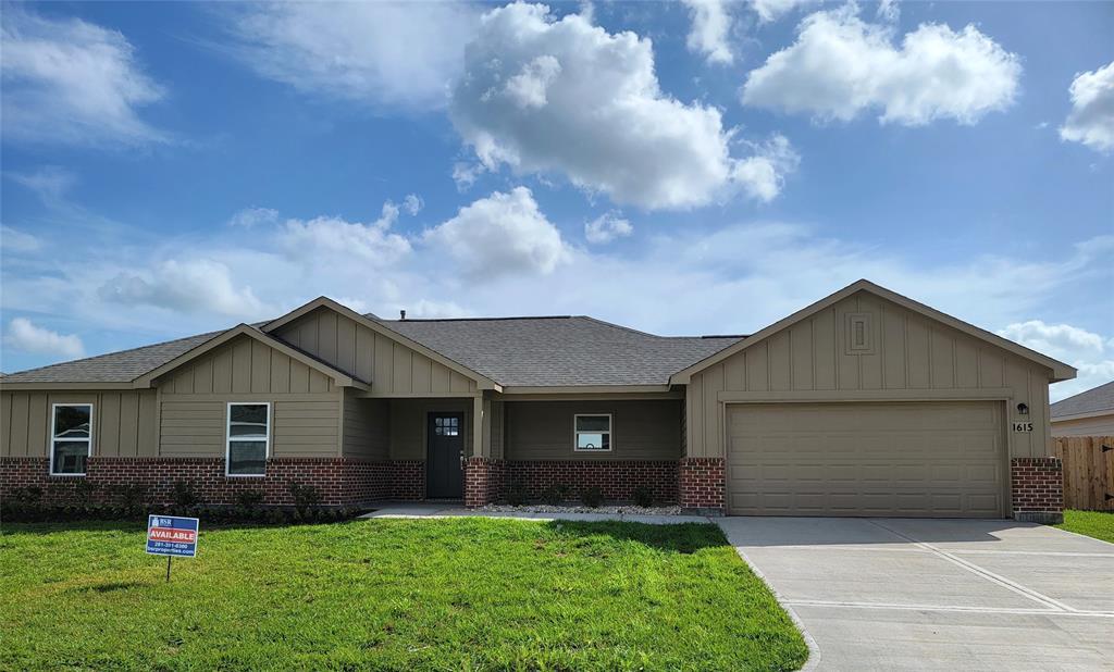1615 La Delle St in Wharton, TX - Building Photo