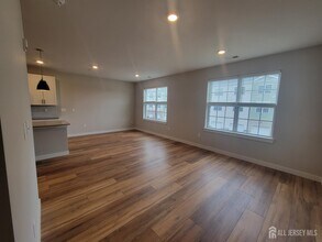 101 Eberle Ter in Sayreville, NJ - Foto de edificio - Building Photo