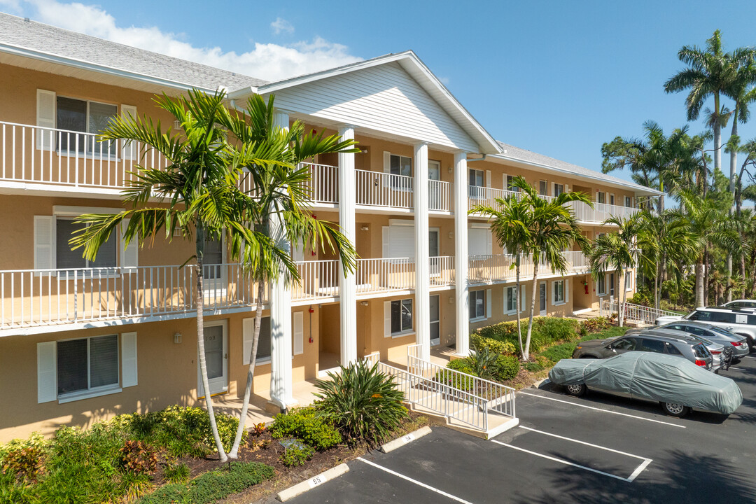 Naples Sandpiper Bay Club in Naples, FL - Foto de edificio