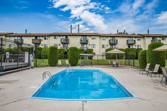 Perrine Court Apartment in Spokane Valley, WA - Foto de edificio - Building Photo