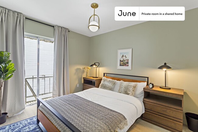 Private bedroom in 5 bed/3.5 bath Home