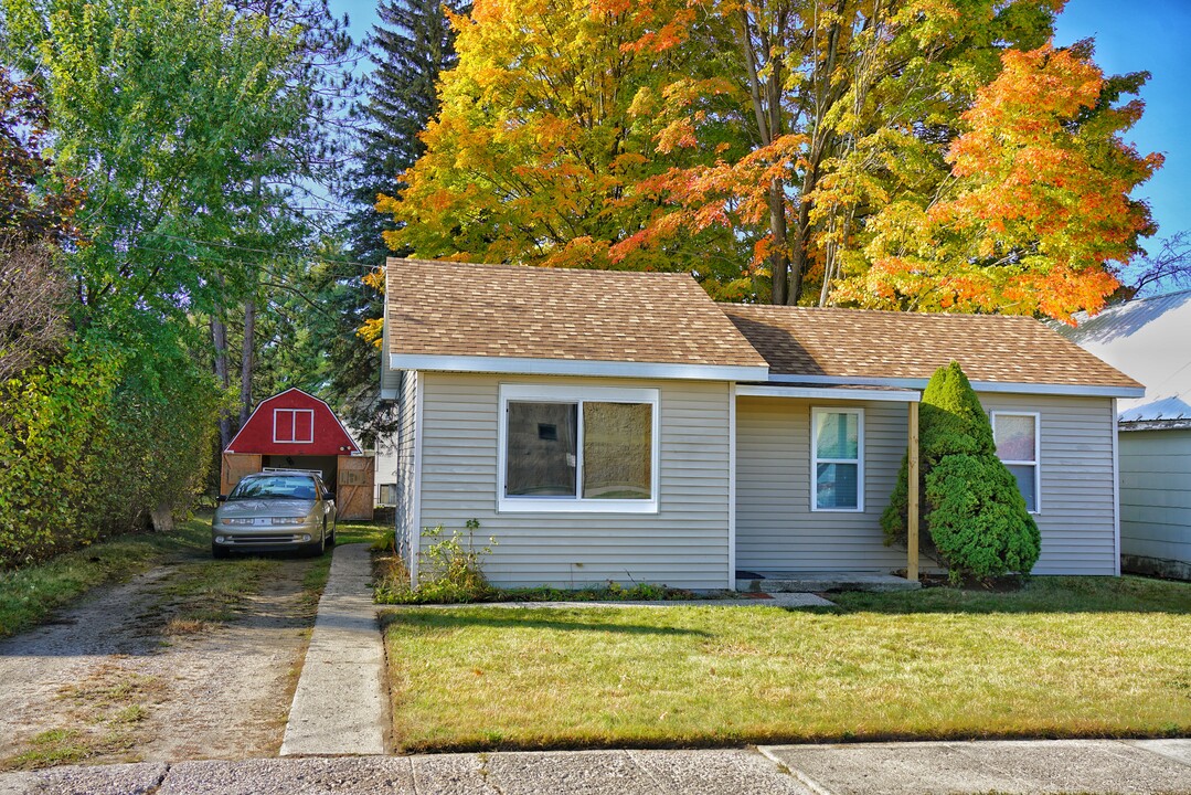 104 S 2nd St in Roscommon, MI - Building Photo