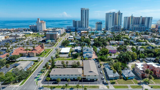 400 Oakridge Blvd in Daytona Beach, FL - Foto de edificio - Building Photo
