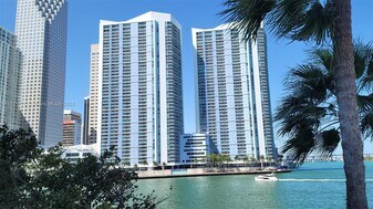 325 S Biscayne Blvd in Miami, FL - Building Photo