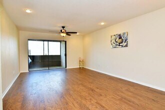 3025 Walnut Bend Ln in Houston, TX - Foto de edificio - Building Photo
