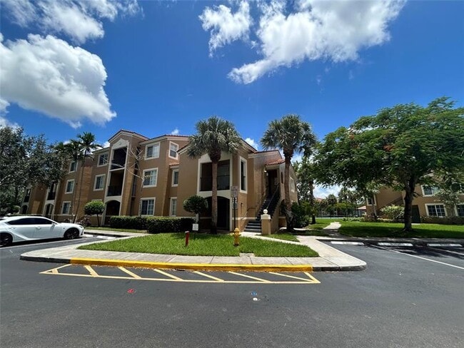 8020 N Nob Hill Rd in Tamarac, FL - Building Photo - Building Photo