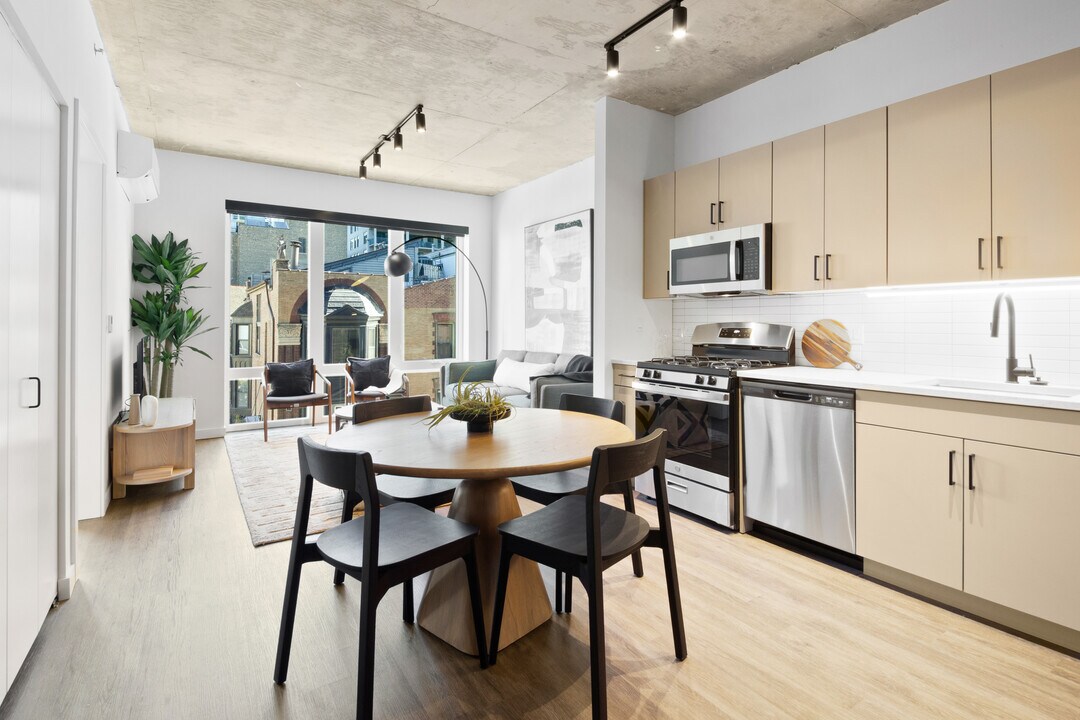 Hugo River North in Chicago, IL - Building Photo