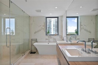 17111 Biscayne Blvd, Unit 220 in Aventura, FL - Building Photo - Building Photo