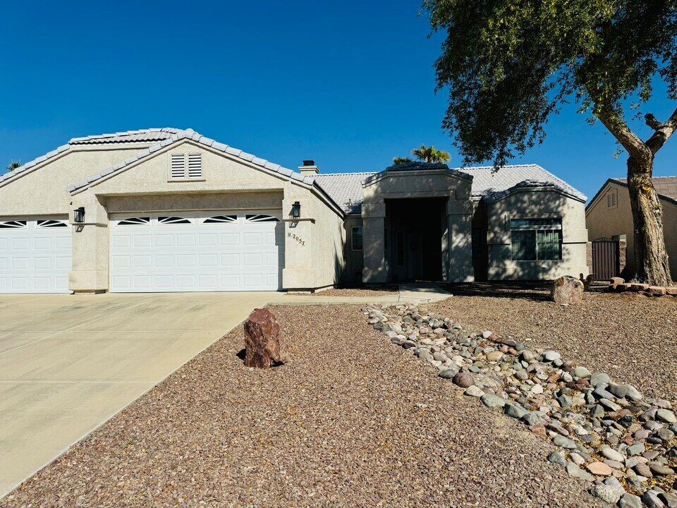 2057 Sandtrap Ln in Fort Mohave, AZ - Foto de edificio