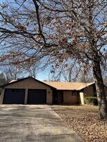 2133 Loren Cir in Fayetteville, AR - Building Photo