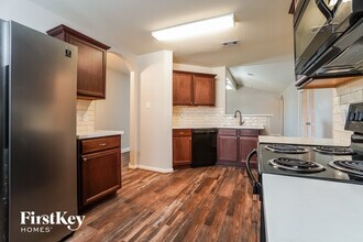 1001 Walnut Ln in Brookshire, TX - Foto de edificio - Building Photo