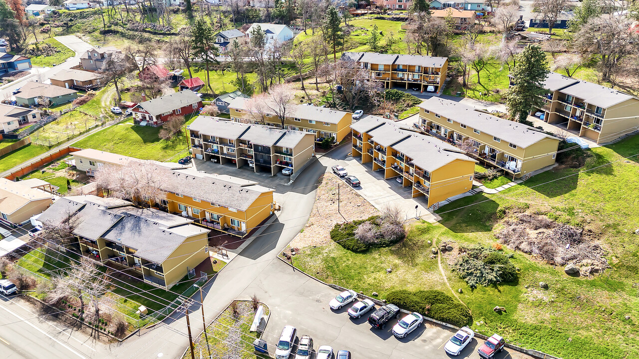 2408 W 10th St in The Dalles, OR - Building Photo