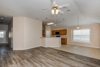 1412 Brownford Dr in Burleson, TX - Foto de edificio - Building Photo
