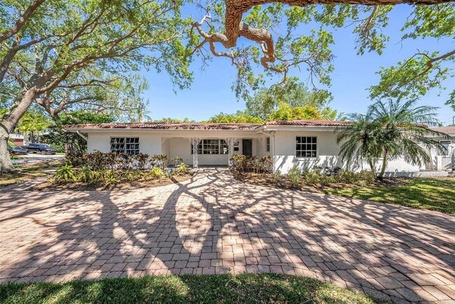 1100 Snell Isle Blvd NE in St. Petersburg, FL - Building Photo - Building Photo