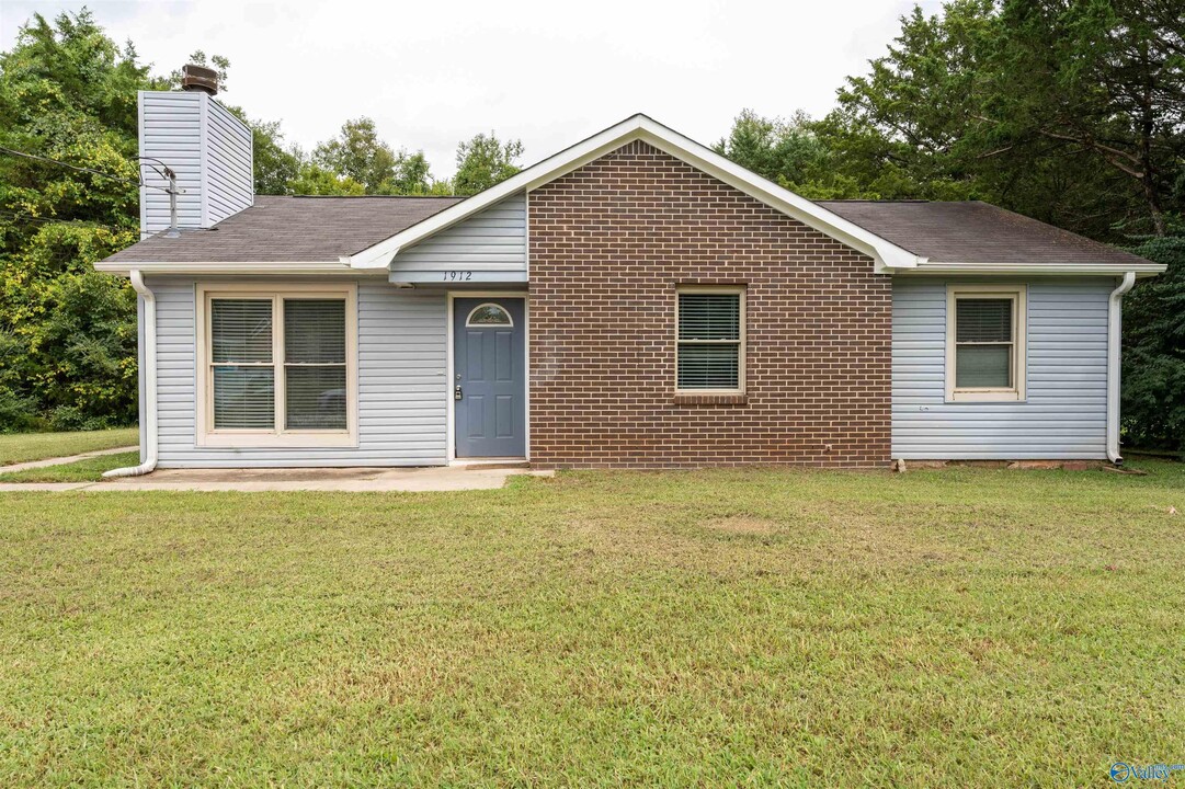 1912 Mangum Dr NW in Huntsville, AL - Foto de edificio