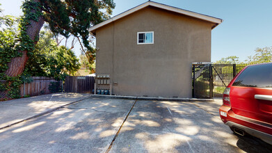 399 W Angela St in Pleasanton, CA - Building Photo - Building Photo