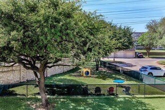 5510 S Rice Ave in Houston, TX - Building Photo - Building Photo