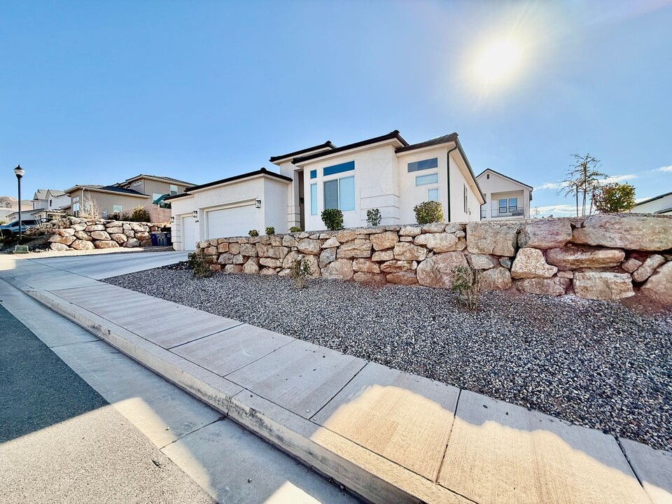 1476 E Black Brush Dr in Washington, UT - Building Photo