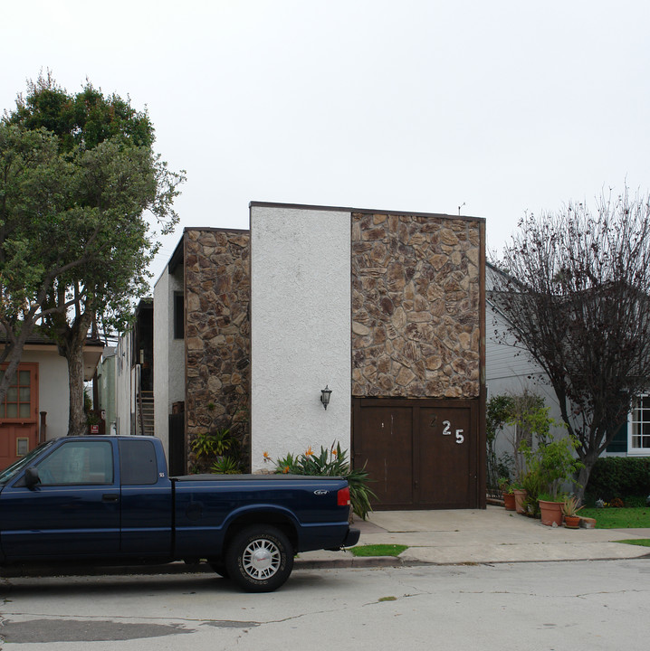 225 7th St in Seal Beach, CA - Foto de edificio