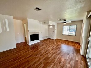10734 Dabney Dr in San Diego, CA - Building Photo - Building Photo