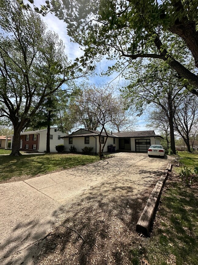 2437 Vaughn Dr in Manhattan, KS - Building Photo - Building Photo