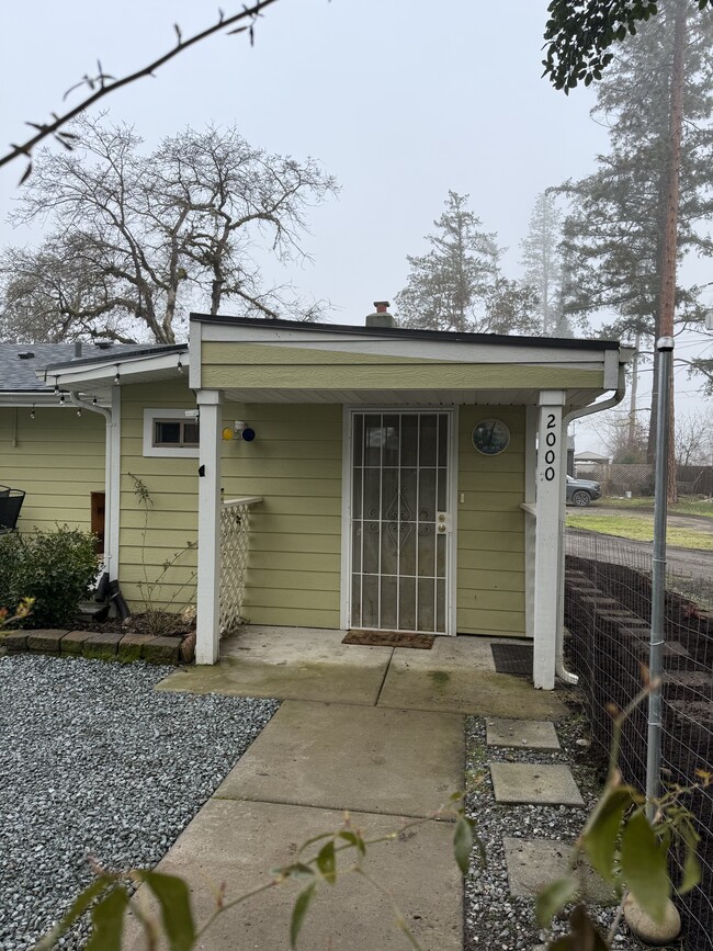 2000 Lampman Rd in Gold Hill, OR - Building Photo - Building Photo