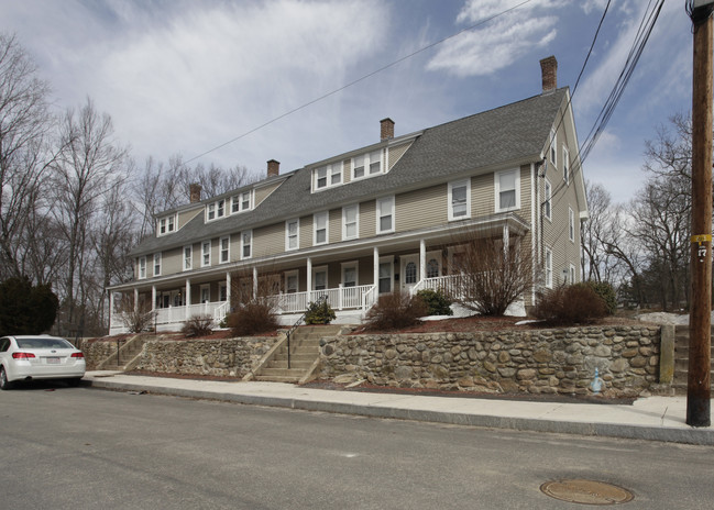 164 Border St in Whitinsville, MA - Building Photo - Building Photo