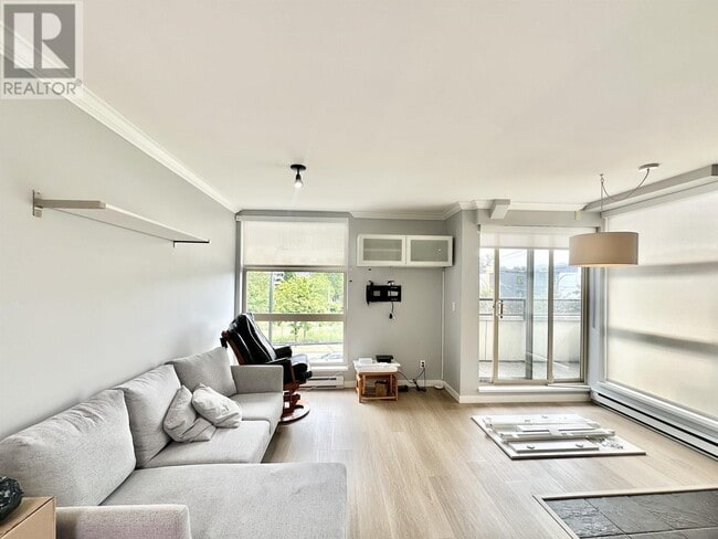 property at 618-618 W 6th Ave