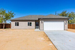 8457 Great Cir Dr in California City, CA - Building Photo