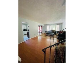 504 Crestview Dr S in Maplewood, MN - Building Photo - Building Photo