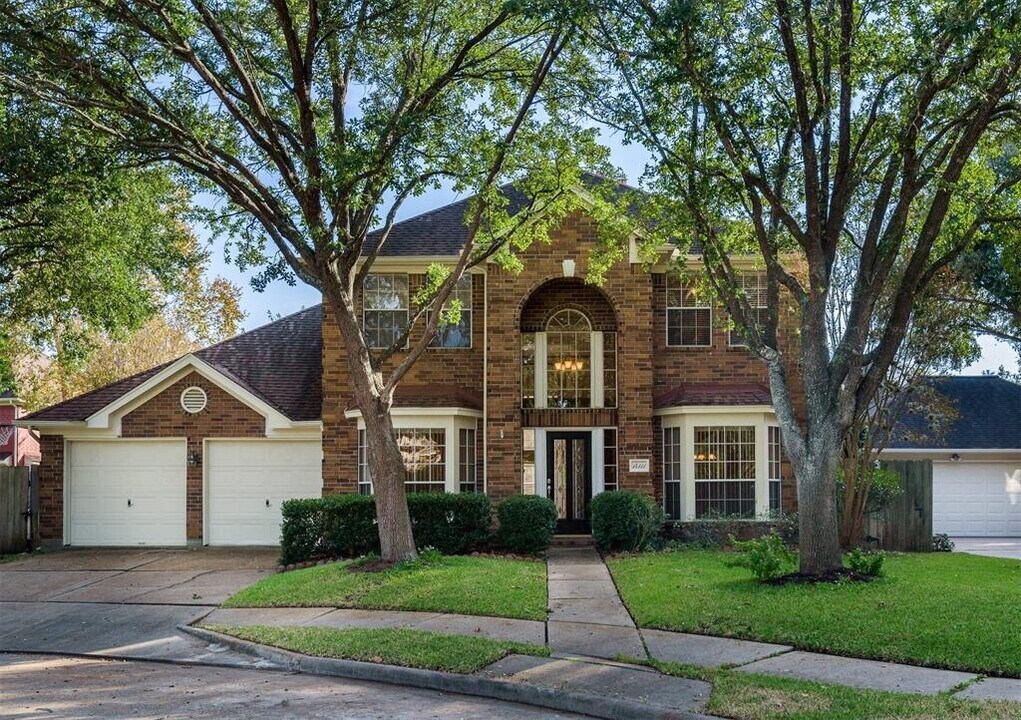 14111 Edinburgh Ct in Houston, TX - Foto de edificio