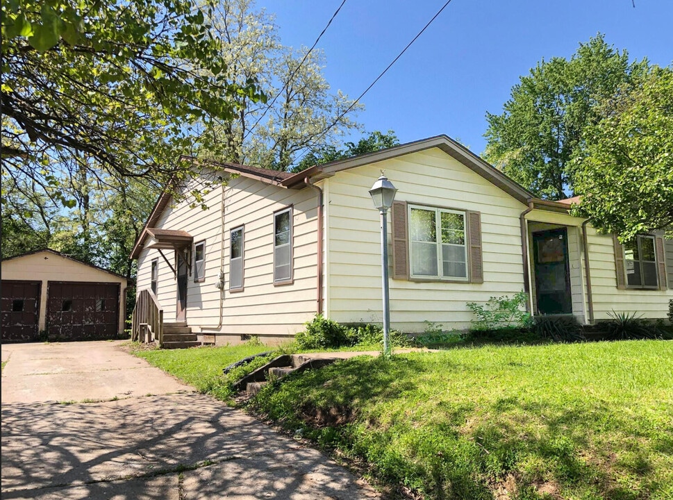 310 Pine St in Boonville, MO - Building Photo