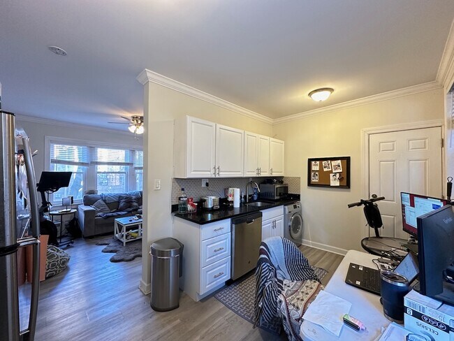 644 W Roscoe St, Unit J09P in Chicago, IL - Building Photo - Building Photo