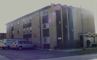 9435 S Roberts Rd Apartments