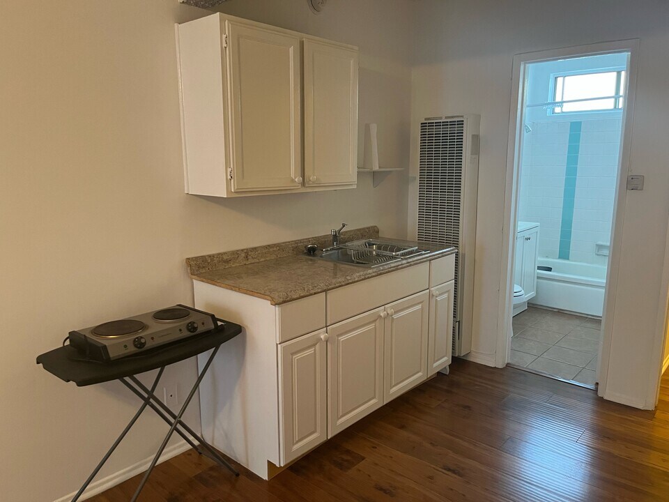 4037 McLaughlin Ave in Los Angeles, CA - Building Photo
