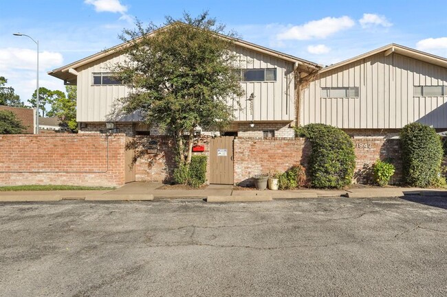 1951 Stoney Brook Dr in Houston, TX - Foto de edificio - Building Photo